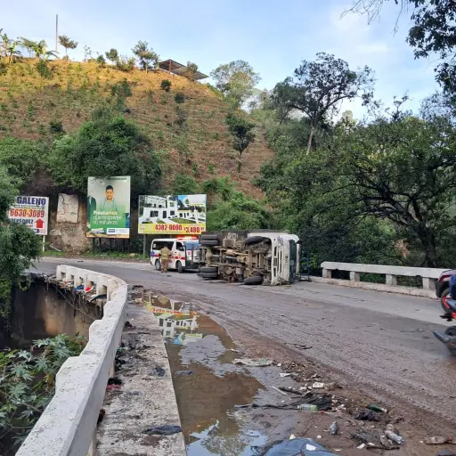Área donde ocurrió el accidente del camión en San Juan Sacatepéquez. ,Bomberos Voluntarios