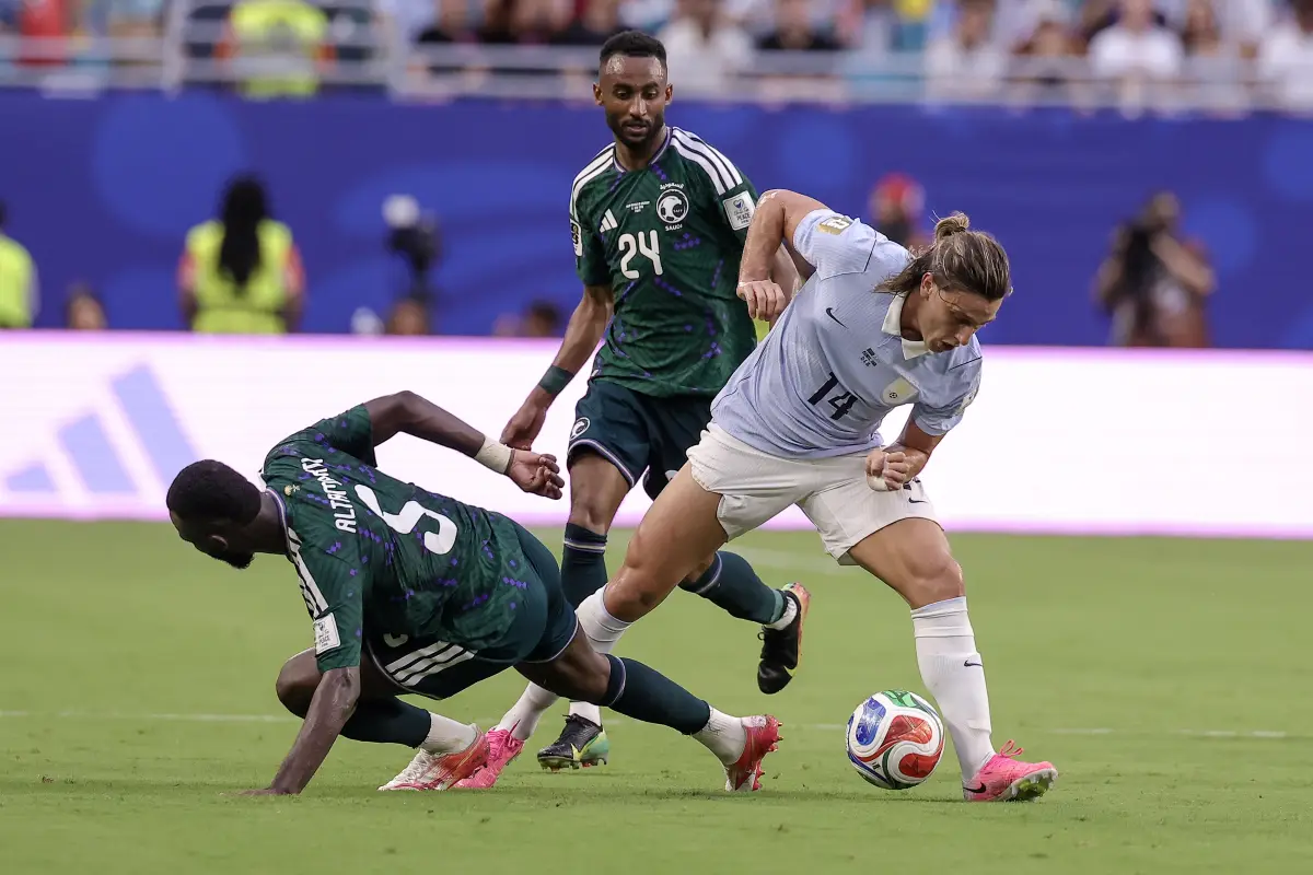 Acción de juego entre Uruguay y Arabia Saudita Acción de juego entre Uruguay y Arabia Saudita