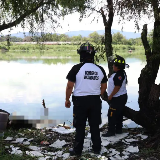 Los restos humanos fueron hallados a la orilla del río Villa Lobos. ,Bomberos Voluntarios