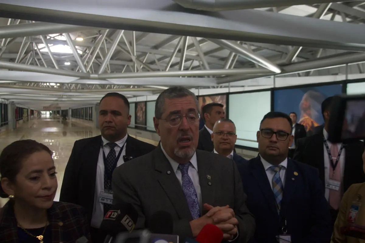 El presidente Bernardo Arévalo durante la conferencia de prensa tras hacer un recorrido en el Aeropuerto Internacional La Aurora, el martes 16 de junio de 2026., Omar Solís/Emisoras Unidas