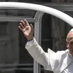 Papa León XIV saludando ,EFE