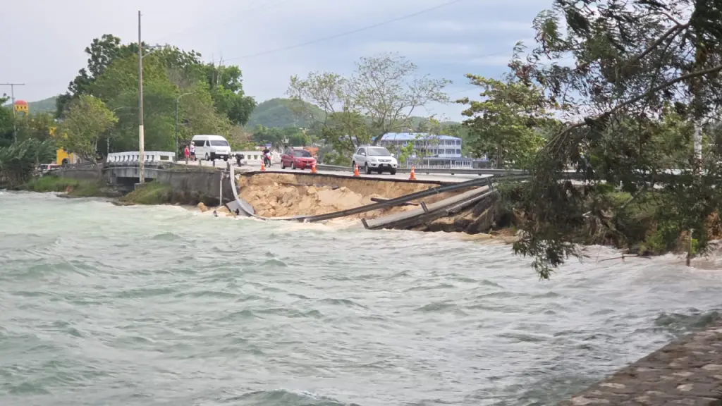 Colapsa relleno de puente que conecta la isla de Flores, en Petén ,Cortesía