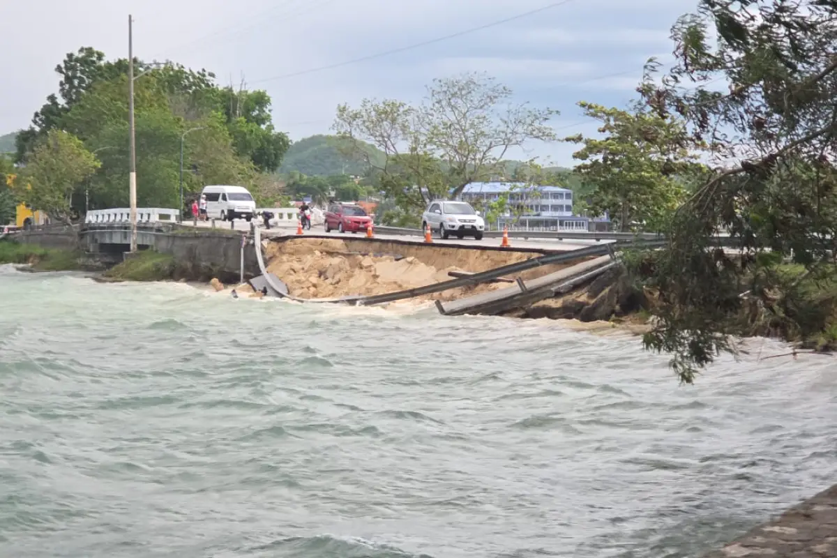 Colapsa relleno de puente que conecta la isla de Flores, en Petén, Cortesía
