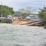 Colapsa relleno de puente que conecta la isla de Flores, en Petént