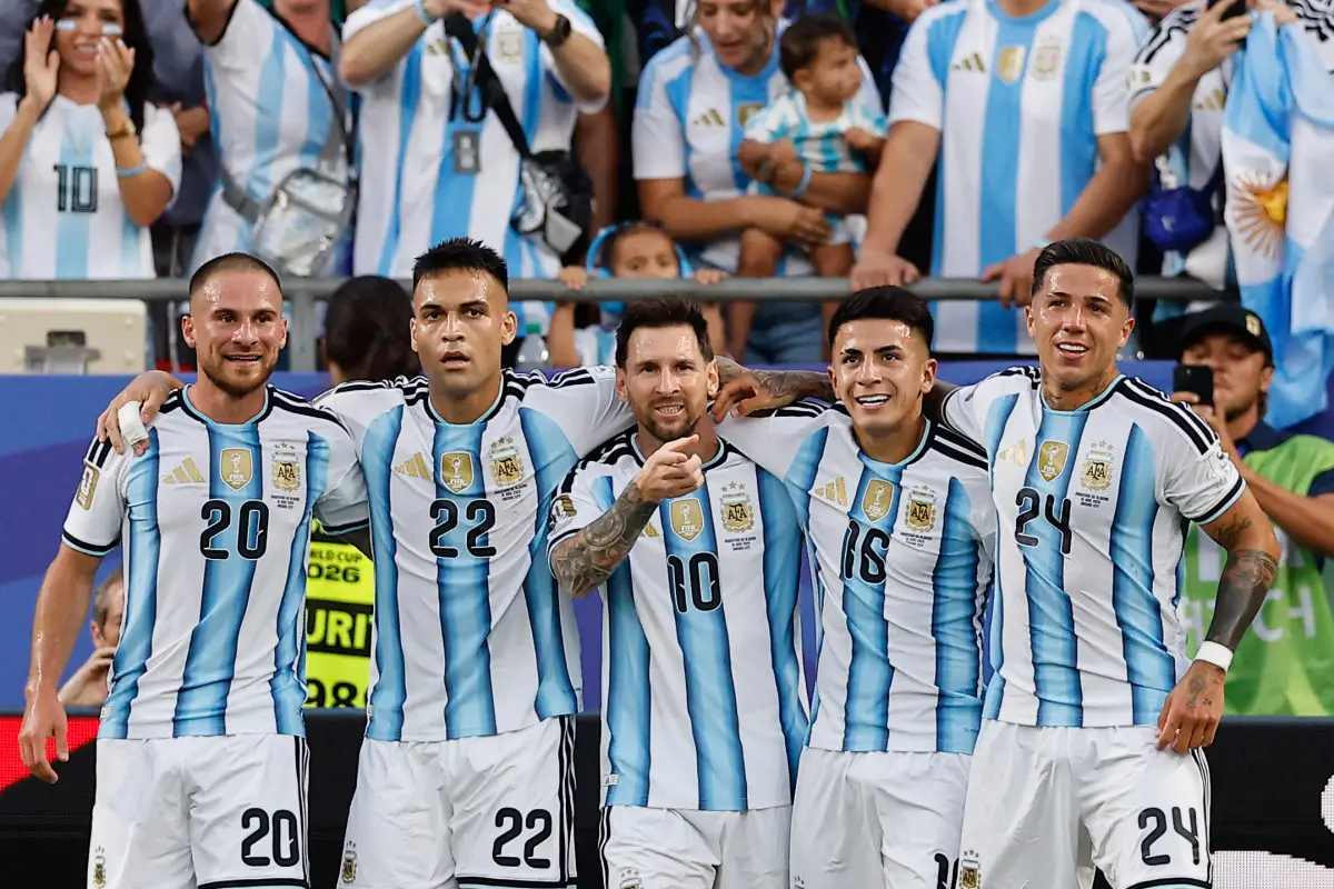 Argentina gana con triplete de Lionel Messi