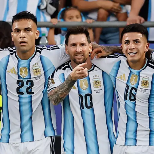 Argentina gana con triplete de Lionel Messi 