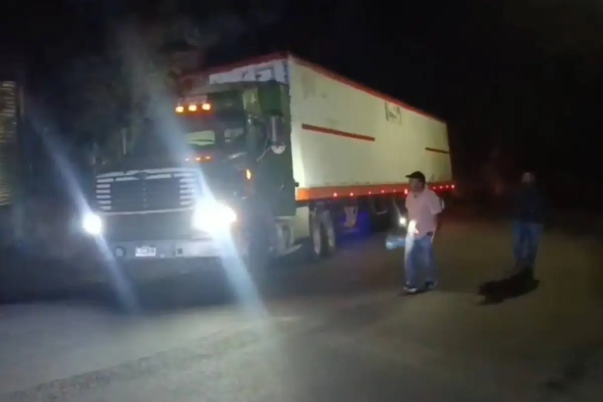 Tráiler con fallas que obstaculizaba el paso en cuesta del Zope., PMT de Villa Nueva