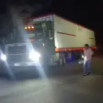 Tránsito complicado por presencia de tráiler con fallas en Villa Nuevat
