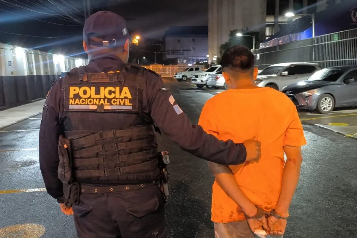 El sospechoso de agredir con arma blanca a su padrastro fue trasladado a un juzgado., PNC