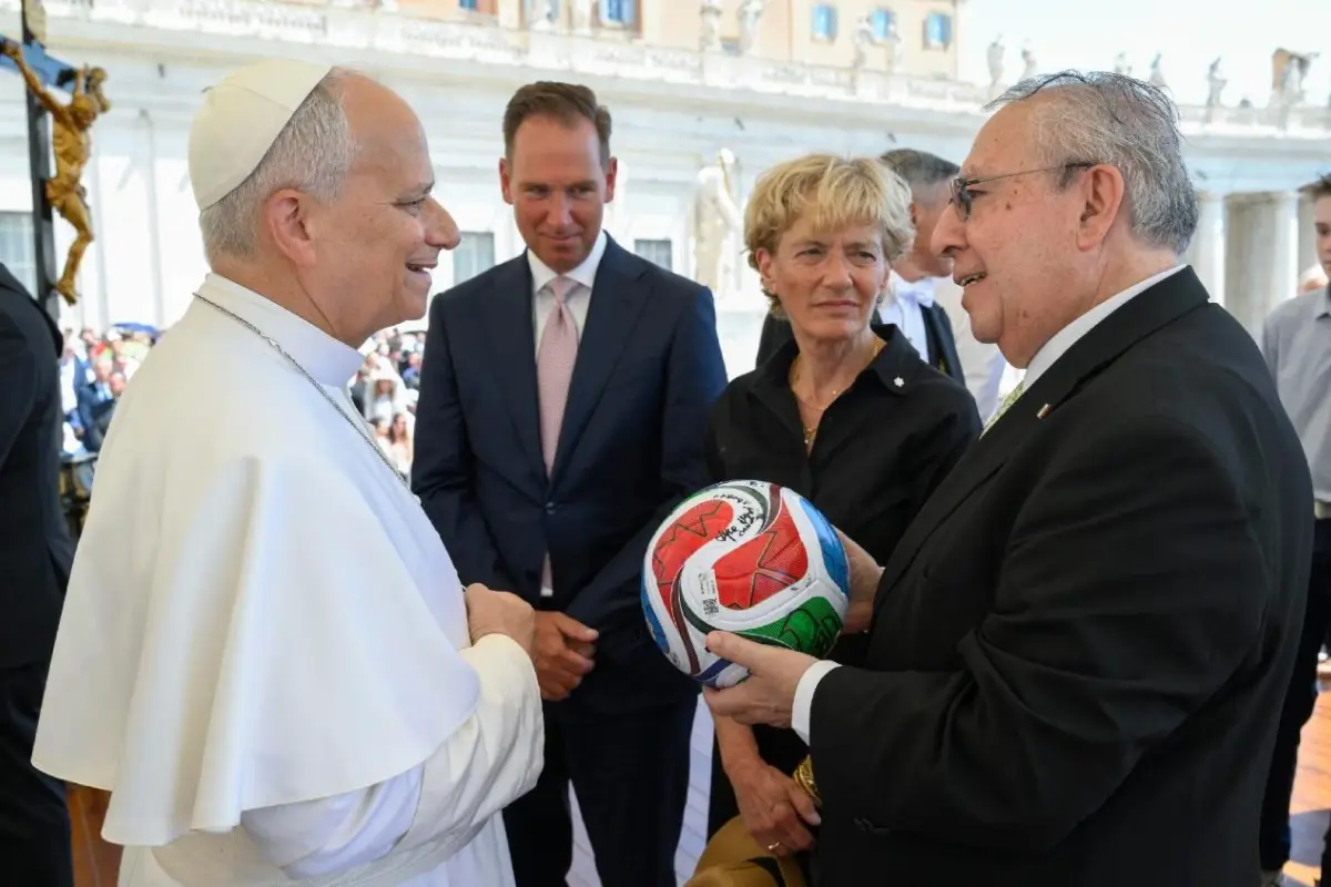 El papa León XIV recibió un balón del Mundial de manos de los embajadores de México, EE. UU. y Canadá, Vaticano