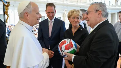 El papa recibe un balón del Mundial 2026 en el Vaticano