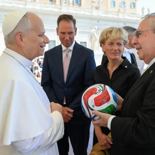 El papa León XIV recibió un balón del Mundial de manos de los embajadores de México, EE. UU. y Canadá ,Vaticano