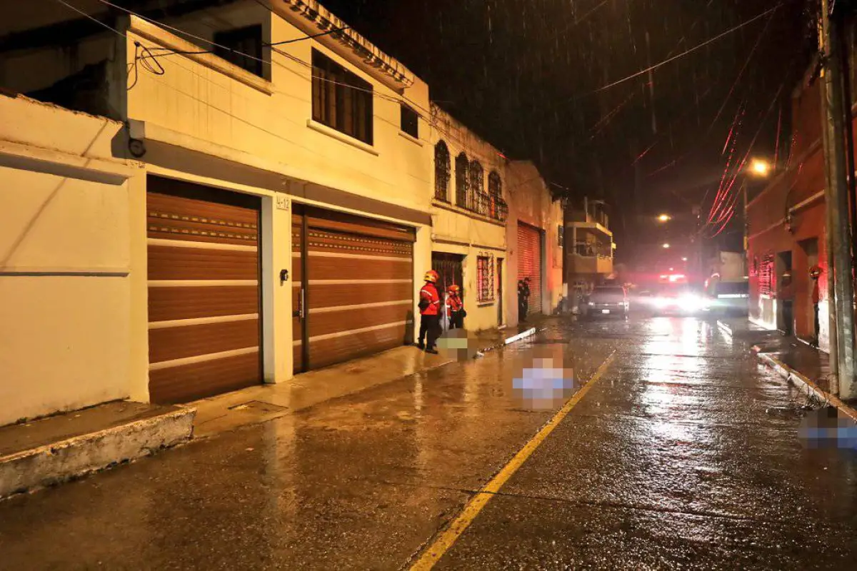 Las víctimas fueron halladas en la vía pública en la zona 3 capitalina., Bomberos Municipales