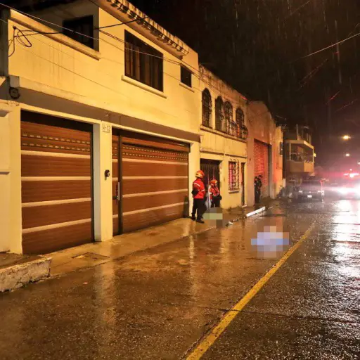 Las víctimas fueron halladas en la vía pública en la zona 3 capitalina. ,Bomberos Municipales