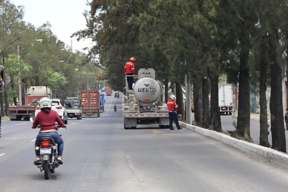 El camión cisterna presentó problemas y hubo fuga de la soda cáustica que trasladaba., Bomberos Municipales