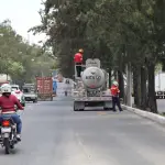 El camión cisterna presentó problemas y hubo fuga de la soda cáustica que trasladaba. ,Bomberos Municipales