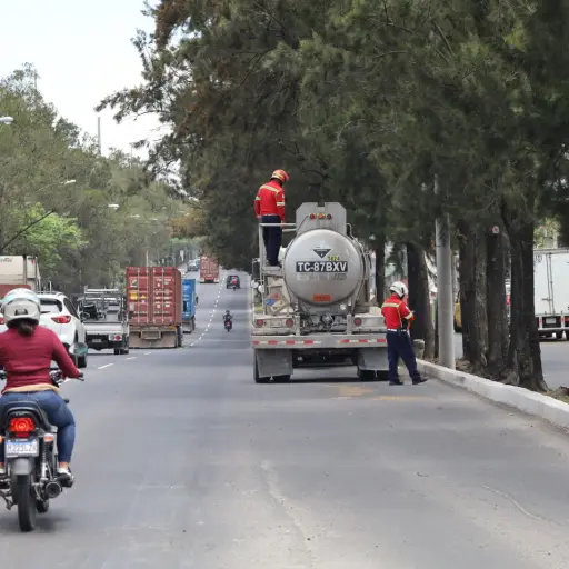 El camión cisterna presentó problemas y hubo fuga de la soda cáustica que trasladaba. ,Bomberos Municipales