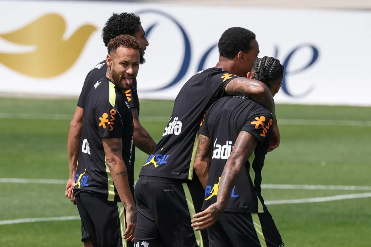 Neymar se entrenó con el resto del grupo de la selección de Brasil, EFE