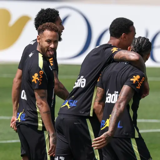 Neymar se entrenó con el resto del grupo de la selección de Brasil ,EFE