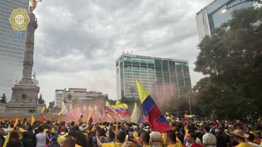 Aficionados colombianos toman el Ángel de la Independencia previo al debut de su selección en el Mundial