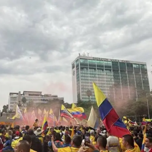 La afición colombiana se apodera del Ángel de la Independencia previo al Mundial. ,@OVIALCDMX