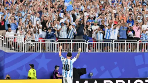El mundo está a los pies de Messi tras triplete mundialista