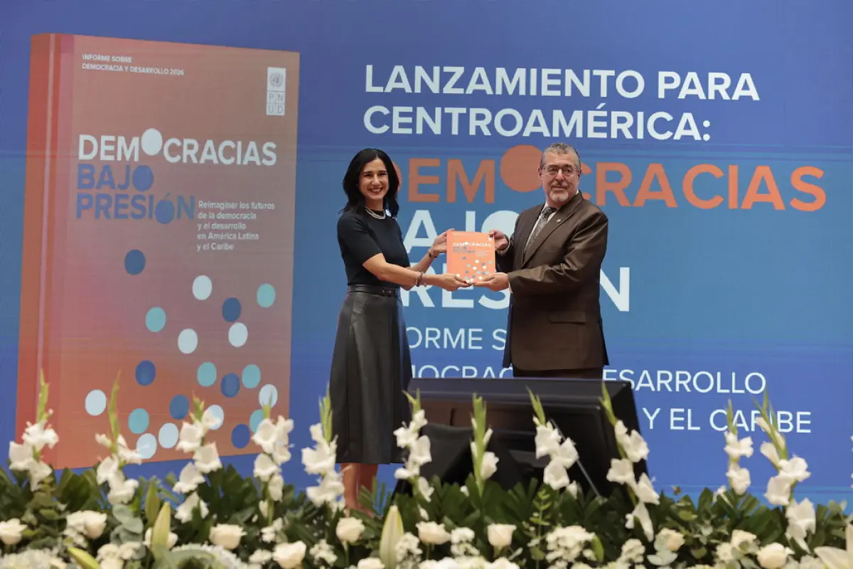 Presidente Bernado Arévalo, recibe informe “Democracias bajo presión” por parte de la directora regional del PNUD, Michelle Muschett., Foto SCSP