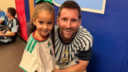 Lionel Messi regala momento inolvidable a familia de un jugador de Argelia 