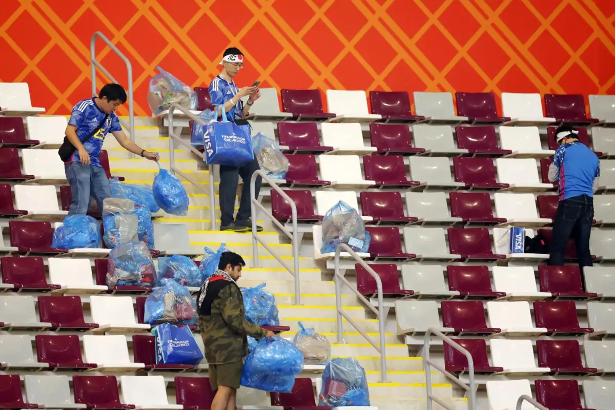 Aficionados de Japón tras un partido del Mundial 2022., FIFA