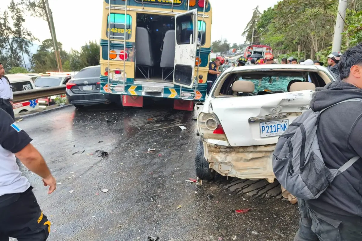 Los autobuses chocaron en contra de varios carros livianos., Bomberos Voluntarios.