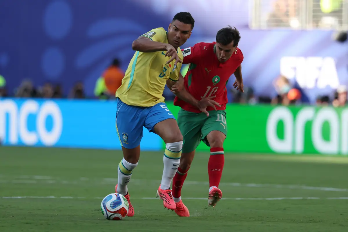Casemiro de Brasil disputa el balón con Brahim Diaz de Marruecos., EFE