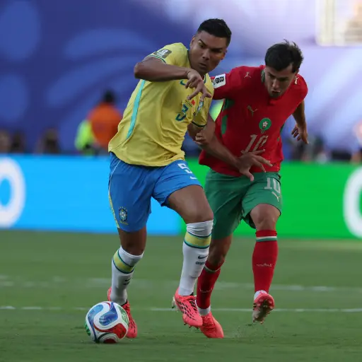 Casemiro de Brasil disputa el balón con Brahim Diaz de Marruecos. ,EFE