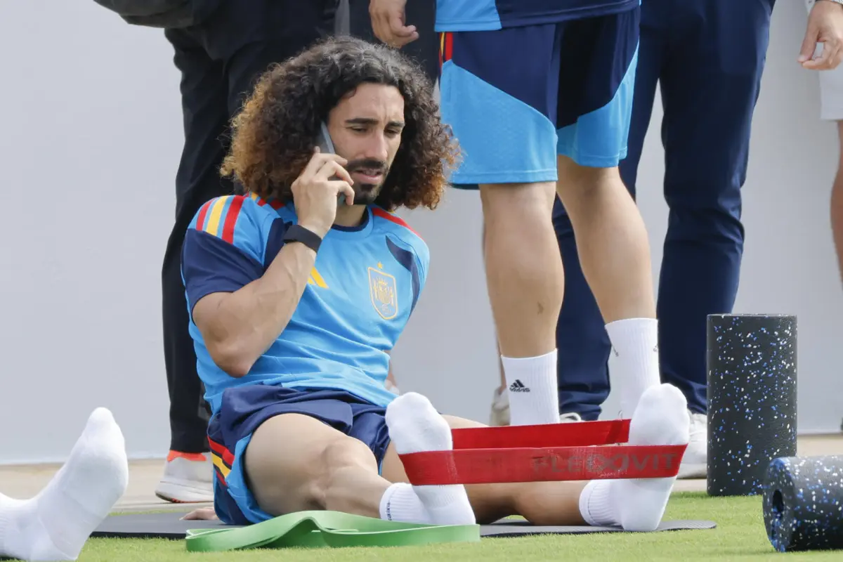 Cucurella en un entrenamiento con España a horas del debut en el Mundial 2026, EFE