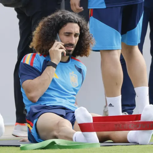 Cucurella en un entrenamiento con España a horas del debut en el Mundial 2026 ,EFE