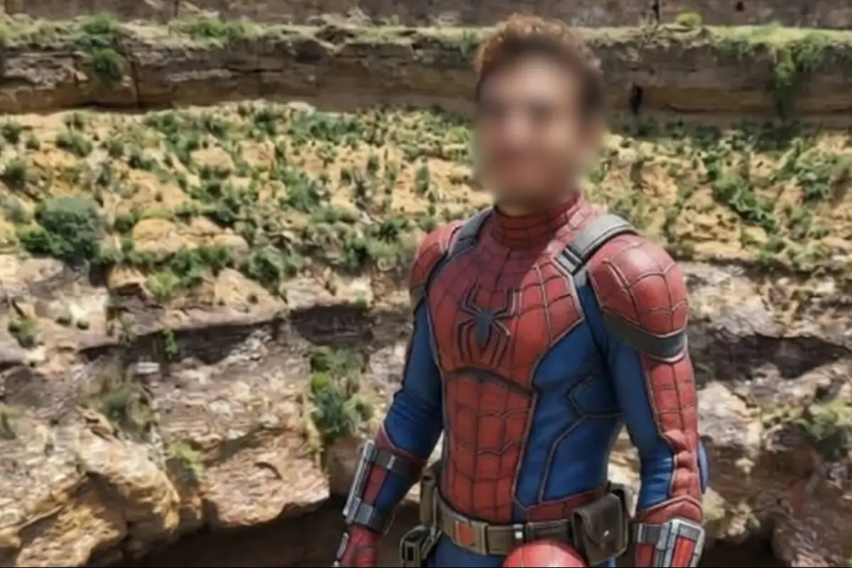 Captan el momento en que el “Spider-Man de Yemen” cae al interior de un volcán., Captura de pantalla video de X.