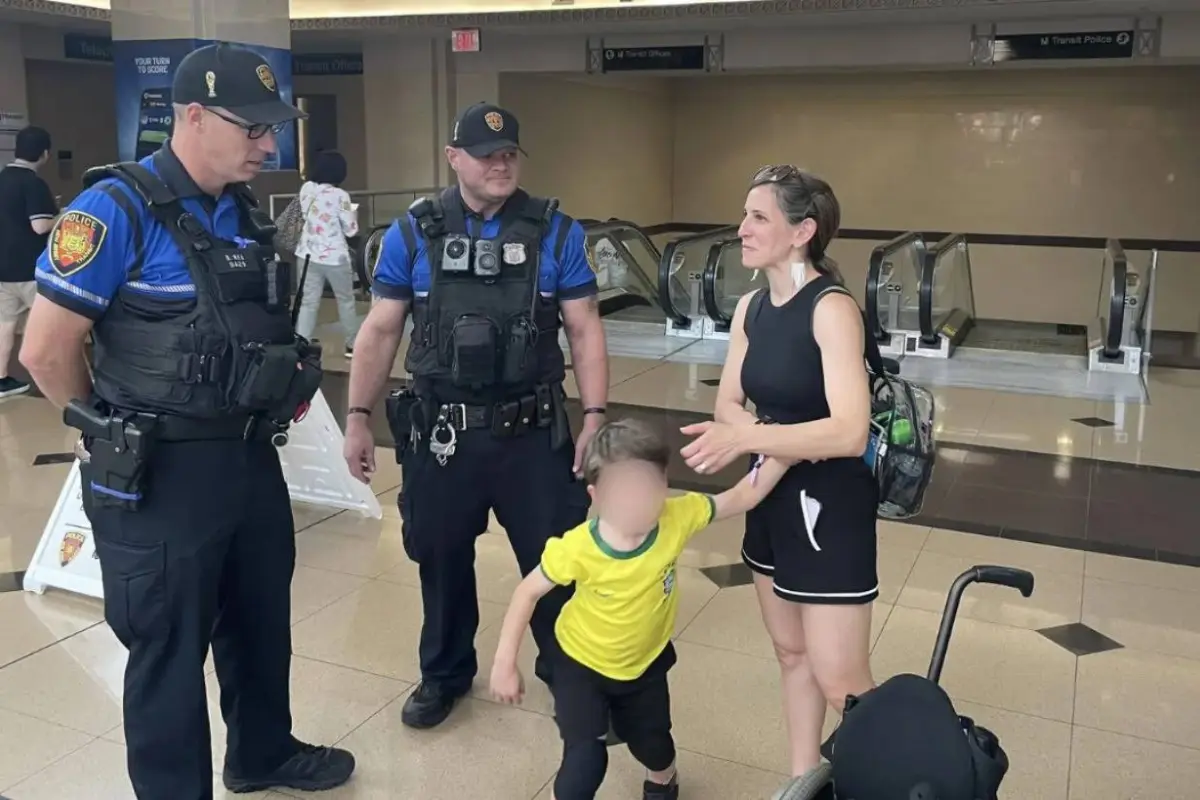 Policías llevan en patrulla a madre e hijo para que no se pierdan partido del Mundial 2026., Redes sociales.