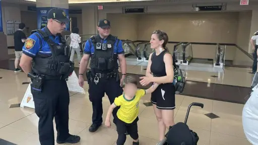 Policías dan jalón a madre e hijo para que no se pierdan partido del Mundial
