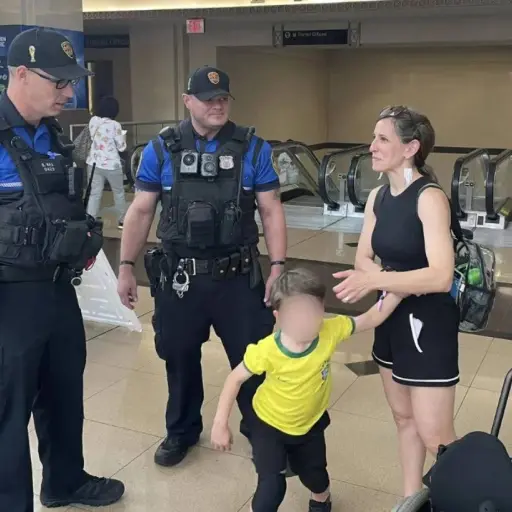 Policías llevan en patrulla a madre e hijo para que no se pierdan partido del Mundial 2026. ,Redes sociales.