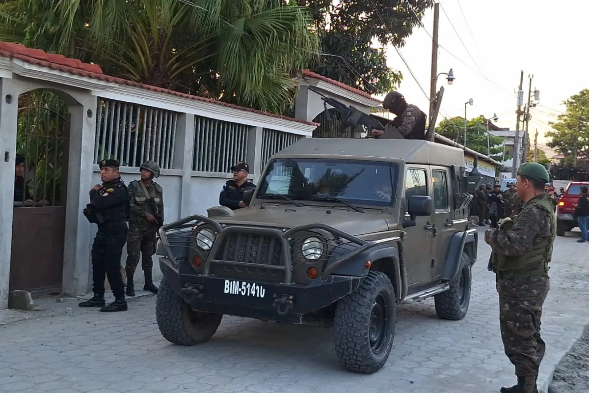 Las fuerzas armadas ingresaron a varias viviendas para incautar ilícitos., PNC de Guatemala.