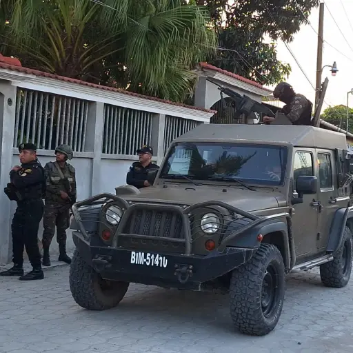 Las fuerzas armadas ingresaron a varias viviendas para incautar ilícitos. ,PNC de Guatemala.