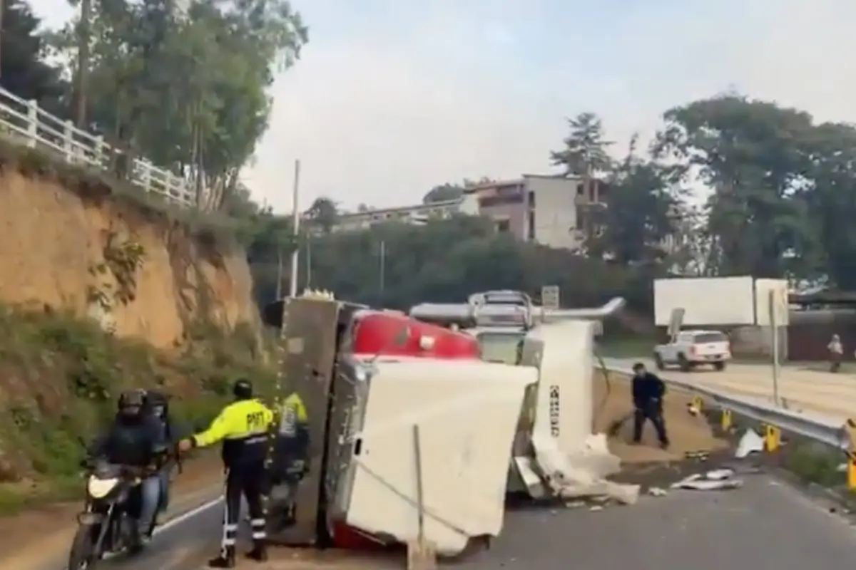 Área donde volcó un tráiler en Km. 41.5 de ruta Interamericana, en Sumpango., Provial