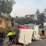 Tráiler volcado obstruye el paso en ruta Interamericanat