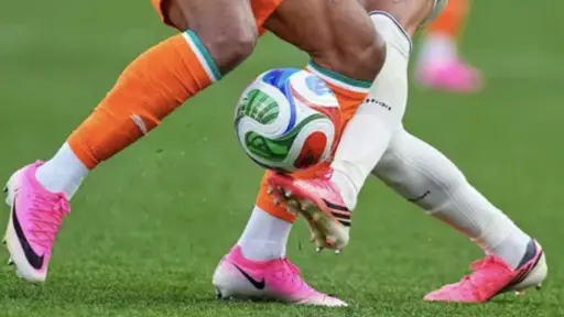 El misterio de los botines rosas: por qué todos los jugadores los están usando