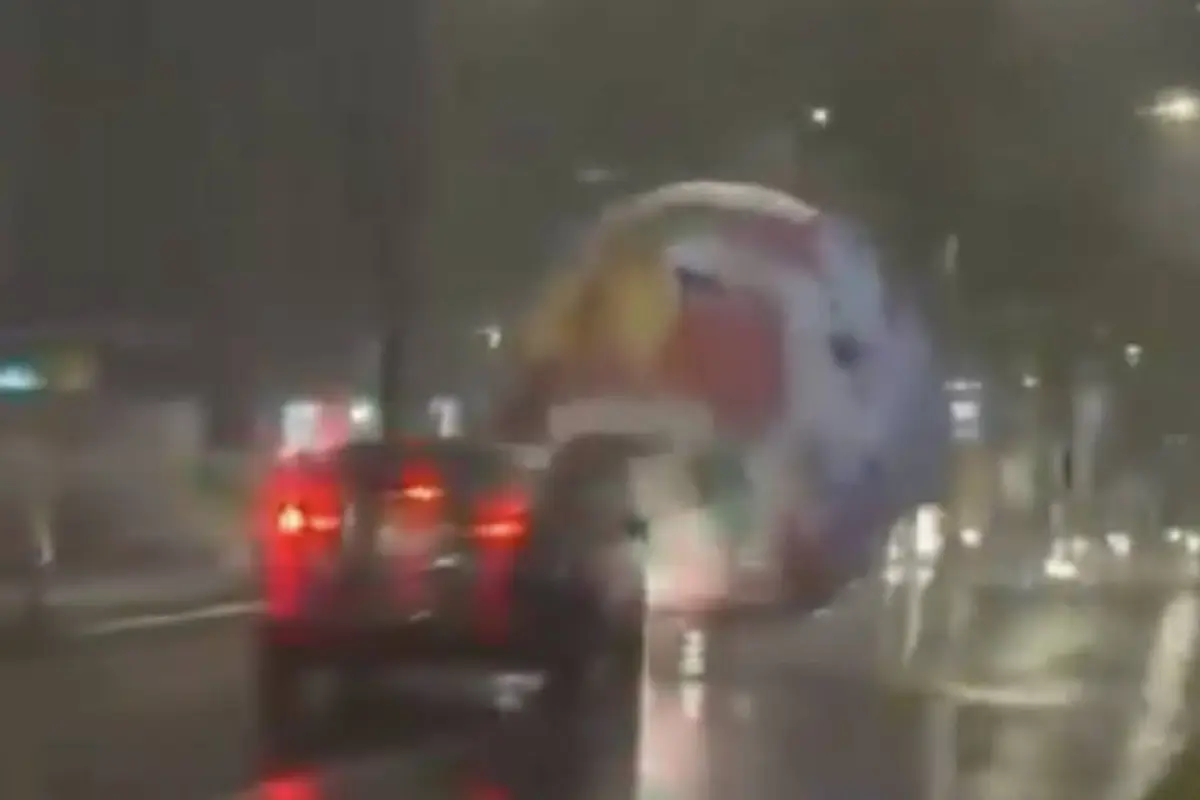 Balón gigante del Mundial se vuelve viral tras recorrer varias cuadras., Captura de pantalla video de X.