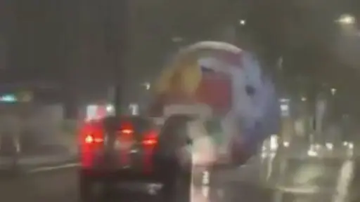 ¿De dónde salió? Video registra un balón gigante del Mundial fuera de control