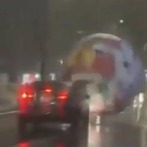 Balón gigante del Mundial se vuelve viral tras recorrer varias cuadras. ,Captura de pantalla video de X.
