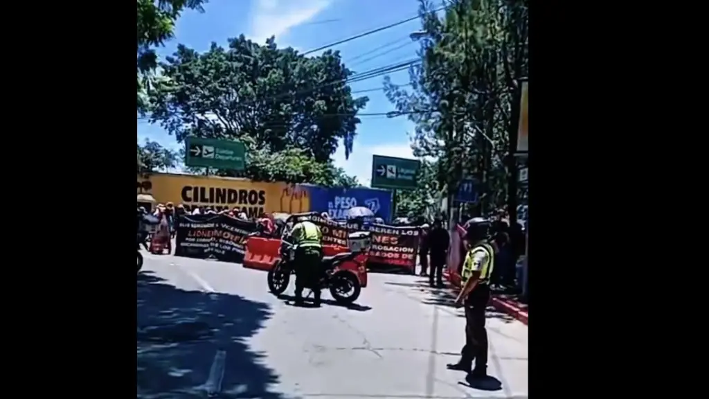 Grupo de manfiestantes bloquea el paso en zona 13. ,PMT capitalina/Montejo