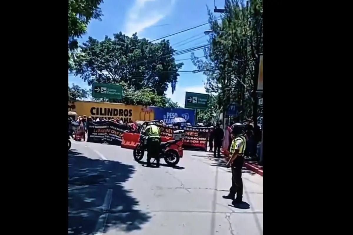 Grupo de manfiestantes bloquea el paso en zona 13., PMT capitalina/Montejo