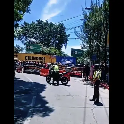 Grupo de manfiestantes bloquea el paso en zona 13. ,PMT capitalina/Montejo