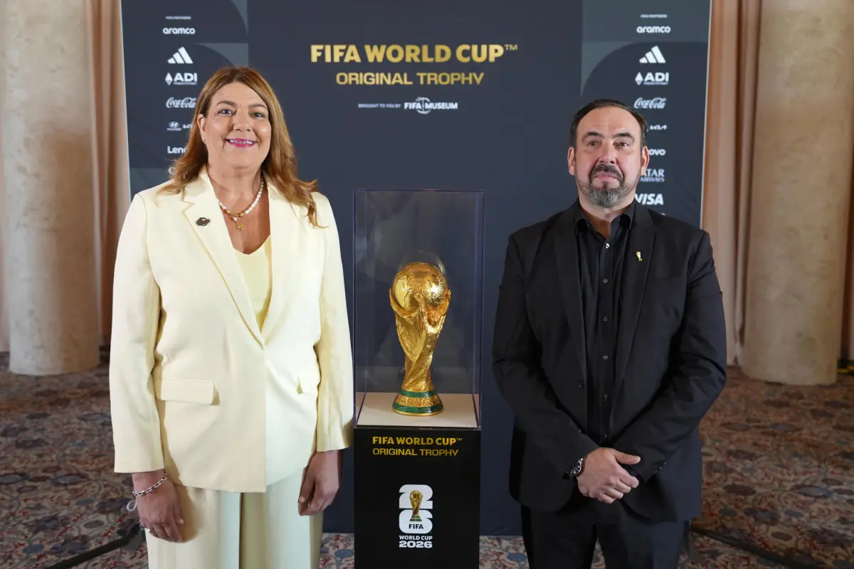 La presidenta del Miami-Dade College (MDC), Madeline Pumariega (i) y el director del Museo de la FIFA, Marco Fazzone, posan junto a la Copa del Mundo FIFA., EFE